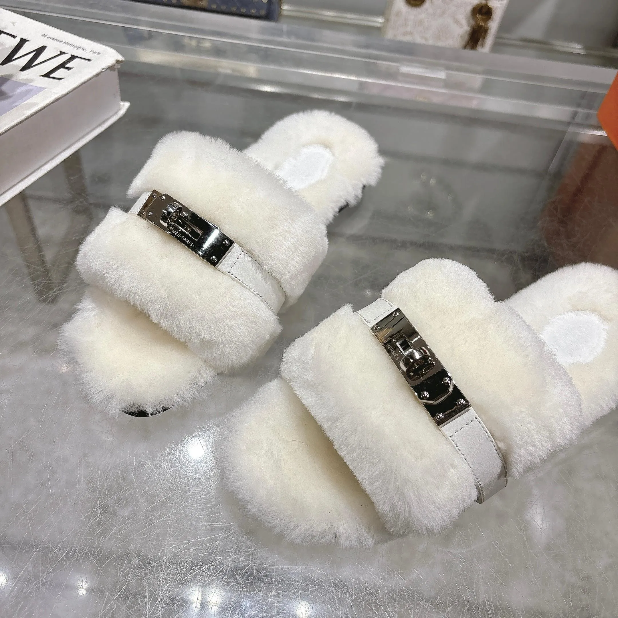 👟👟Ex-factory price 500👟👟 Purchasing agent level Hermes Hermès second uncle hair slippers are in stock all year round. 2025 new and new colors official website, Xiaohongshu synchronizes the latest color matching Hermès hot models are hot online, upgraded workmanship, high quality! Fashionable small wool H-trailers, autumn and winter style flat-soled wool mop, can be customized without standard, non-refundable and non-exchangeable. Fabric: Imported lamb's roll real wool. Lining: Imported lamb's roll real wool. Outsole: Genuine leather outsole. Size: 35-43, [Note: 41, 42, 43 customized]